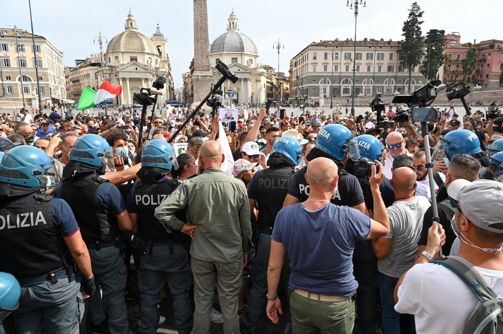 Photo of Novinári útočili pri pokrytí protestov Govt Pass v štyroch krajinách EÚ