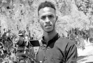 Ahmed Mohamed Shukur, reporter à la télévision nationale somalienne (SNTV), mort sur le coup après l’explosion d’une mine le 30 septembre alors qu’il couvrait une opération antiterroriste.