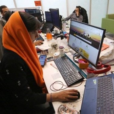 Une jeune femme devant son écran d'ordinateur en Iran.