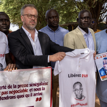 Le secrétaire général de RSF, Christophe Deloire, devant le centre de détention de Sébikotane afin de plaider pour la libération de Pape Alé Niang, le 1er décembre 2022.