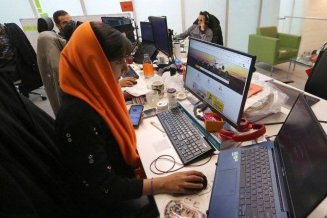 Une jeune femme devant son écran d'ordinateur en Iran.