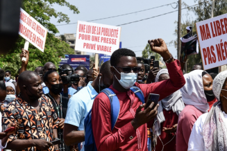 Des membres de la presse sénégalaise en rassemblement devant les locaux du ministère de la Culture et de la Communication le 3 Mai 2021 à Dakar. Crédit Photo : Seyllou / AFP
