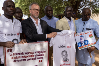 Le secrétaire général de RSF, Christophe Deloire, devant le centre de détention de Sébikotane afin de plaider pour la libération de Pape Alé Niang, le 1er décembre 2022.